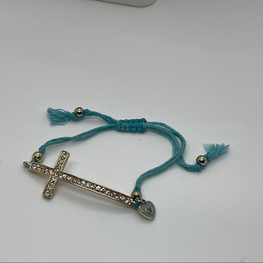 EUC 🧚🏼 Turquoise pull Bracelet w/Bling Cross